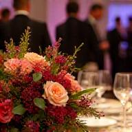 Elegante florale Dekoration bei einer Firmenveranstaltung